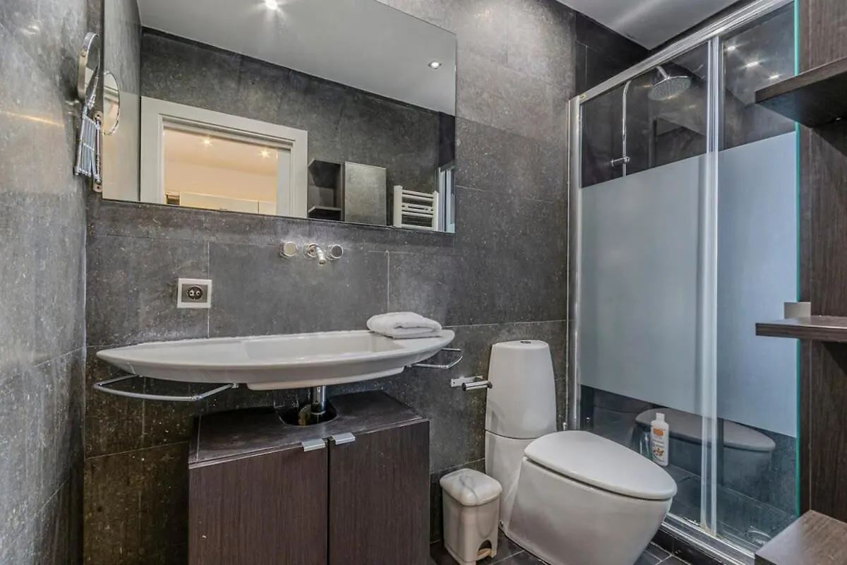 Cozy And Bright 3Bd Apartment By Gran Via Barcelona Spain